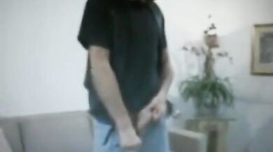 Papà dal cazzo grosso mostra il suo enorme pacchetto flaccido