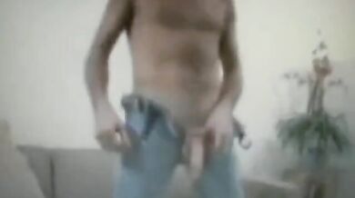 Papà dal cazzo grosso mostra il suo enorme pacchetto flaccido