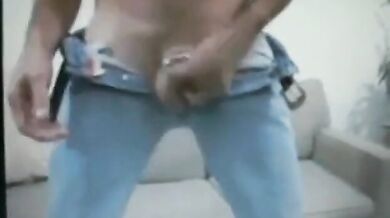 Papà dal cazzo grosso mostra il suo enorme pacchetto flaccido