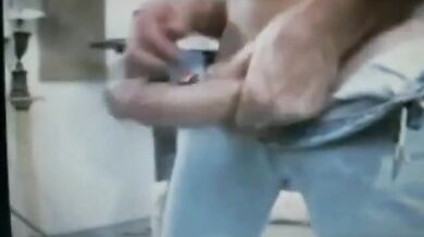 Papà dal cazzo grosso mostra il suo enorme pacchetto flaccido