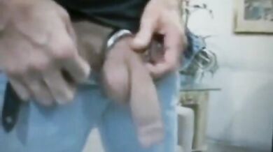 Papà dal cazzo grosso mostra il suo enorme pacchetto flaccido