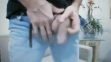 Papà dal cazzo grosso mostra il suo enorme pacchetto flaccido