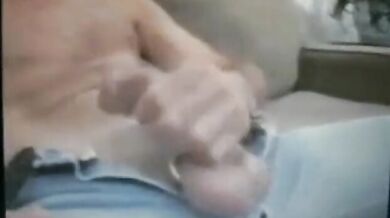 Papà dal cazzo grosso mostra il suo enorme pacchetto flaccido