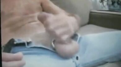 Papà dal cazzo grosso mostra il suo enorme pacchetto flaccido