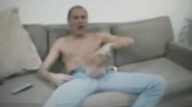 Papà dal cazzo grosso mostra il suo enorme pacchetto flaccido