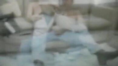 Papà dal cazzo grosso mostra il suo enorme pacchetto flaccido