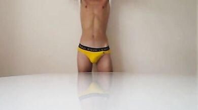 Ragazzo dal cazzo grosso si masturba in webcam