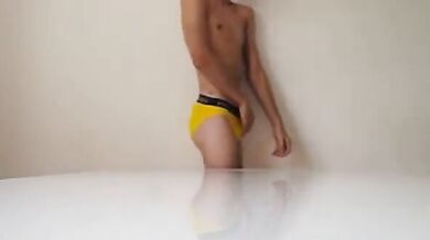 Ragazzo dal cazzo grosso si masturba in webcam