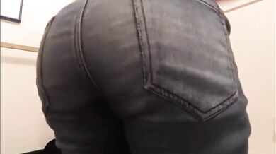 Ragazzo si spoglia e mostra il suo culo in cam