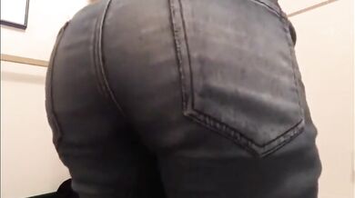 Ragazzo si spoglia e mostra il suo culo in cam