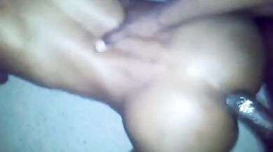 Nera scopata sul pavimento senza preservativo