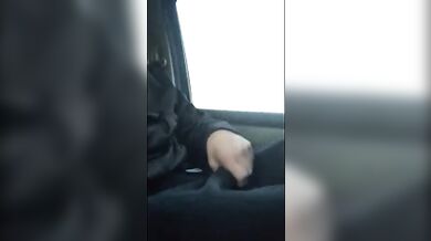 Ragazzo che si masturba in un parcheggio