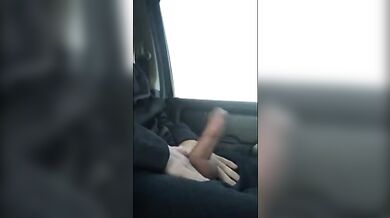 Ragazzo che si masturba in un parcheggio