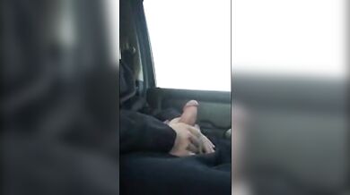 Ragazzo che si masturba in un parcheggio