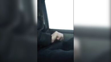 Ragazzo che si masturba in un parcheggio