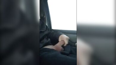 Ragazzo che si masturba in un parcheggio