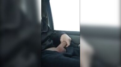 Ragazzo che si masturba in un parcheggio