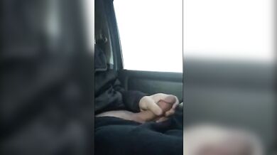 Ragazzo che si masturba in un parcheggio