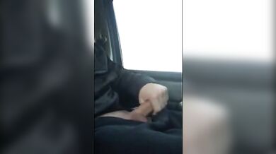 Ragazzo che si masturba in un parcheggio