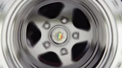 Giovane asiatico si sega e sborra