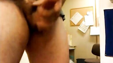 Ragazzo succhia un grosso cazzo che gli copre la faccia di sborra