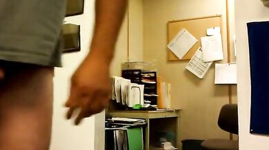 Ragazzo succhia un grosso cazzo che gli copre la faccia di sborra