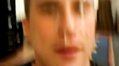 Ragazzo succhia un grosso cazzo che gli copre la faccia di sborra