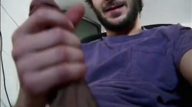 Uomo barbuto si masturba da solo