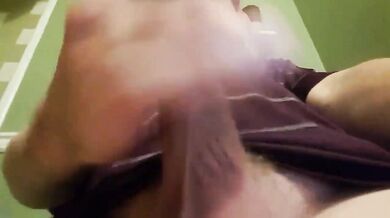 Papà ciccione dal grosso cazzo si sega