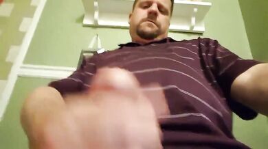 Papà ciccione dal grosso cazzo si sega