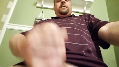 Papà ciccione dal grosso cazzo si sega