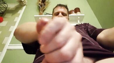 Papà ciccione dal grosso cazzo si sega