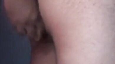 Orgasmo anale mattutino di un uomo grasso