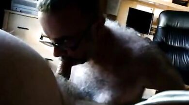 Nonno peloso succhia e ingoia