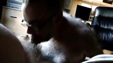 Nonno peloso succhia e ingoia