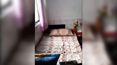 Ragazzo asiatico si masturba e viene in webcam