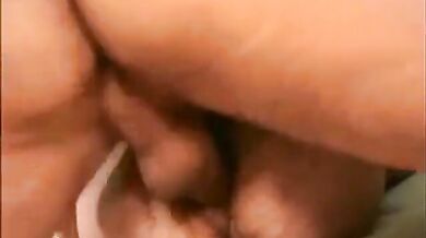 Amatoriale senza preservativo: il cazzo grosso spalanca il ragazzo in gola e nel culo