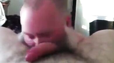 Papà barbuto succhia un grosso cazzo