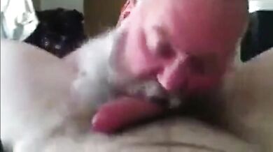 Papà barbuto succhia un grosso cazzo