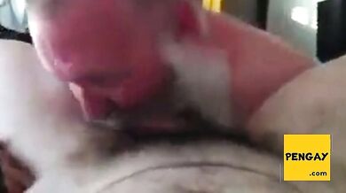 Papà barbuto succhia un grosso cazzo