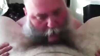 Papà barbuto succhia un grosso cazzo