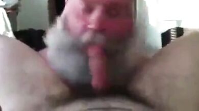 Papà barbuto succhia un grosso cazzo
