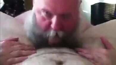 Papà barbuto succhia un grosso cazzo