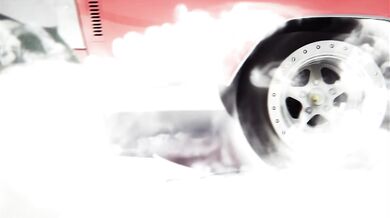 Papà grasso mi accarezza il cazzo e mi masturba da dietro