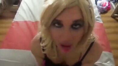 Divertimento con un travestito che succhia il cazzo