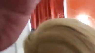 Divertimento con un travestito che succhia il cazzo