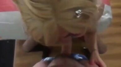 Divertimento con un travestito che succhia il cazzo