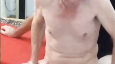 Divertimento in webcam con stalloni amatoriali