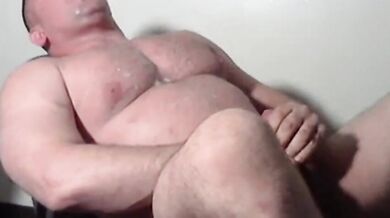 Papà muscoloso e vintage viene in bocca