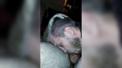 Il grosso cazzo di Mr. Steele succhiato da un ragazzo magro